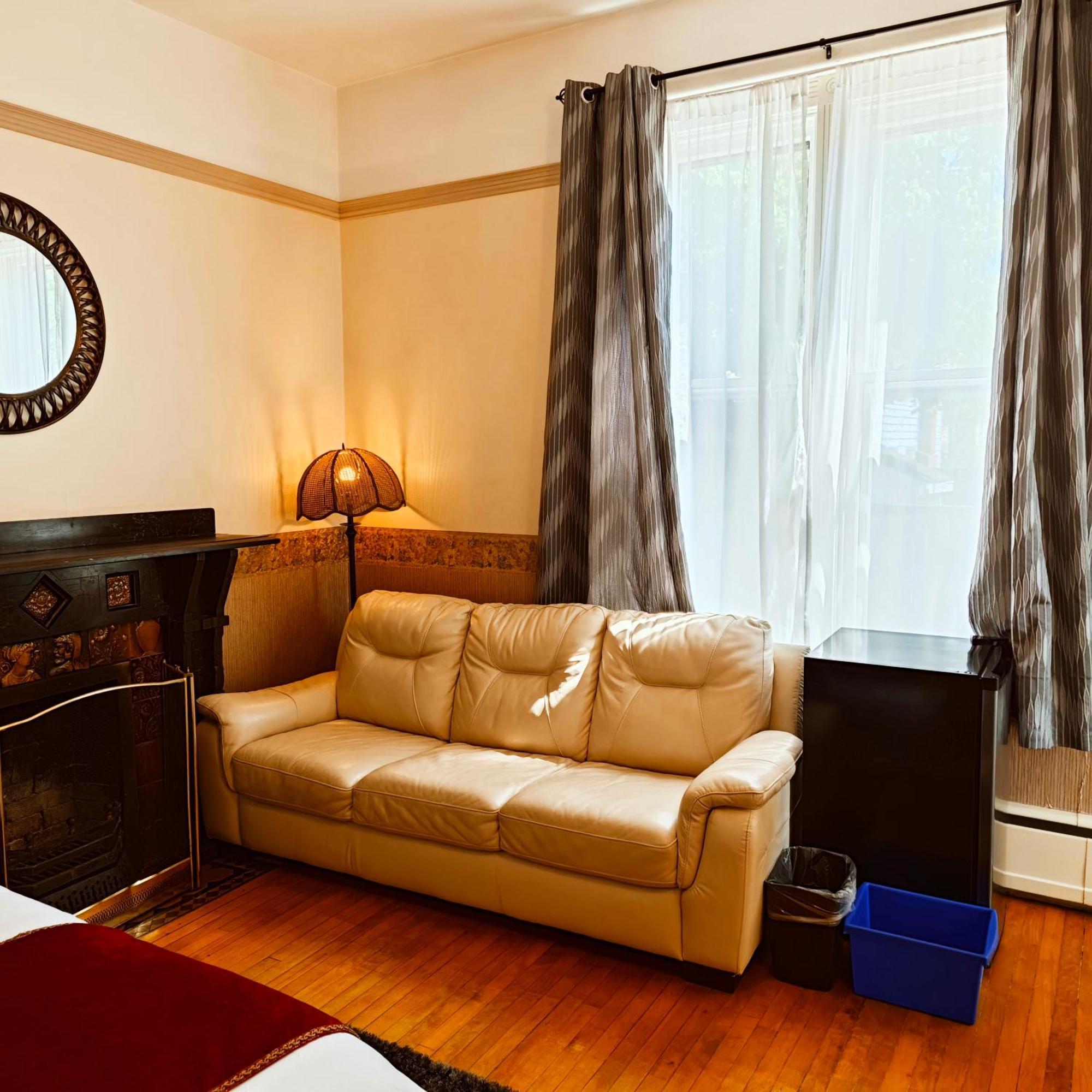 Andy'S Blue House Bed & Breakfast Charlottetown Exterior photo